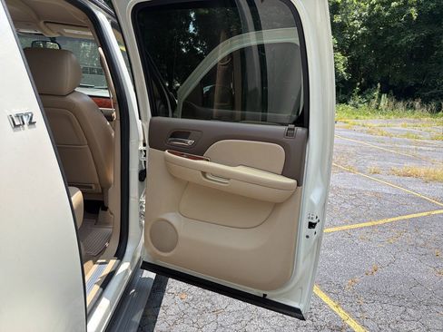 Used 2012 Chevrolet Avalanche LTZ RWD image 23