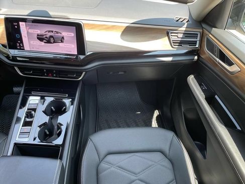 Used 2024 Volkswagen Atlas SE FWD image 11