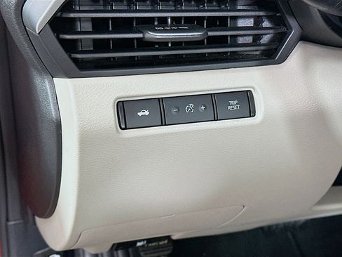 Used 2024 Nissan Altima 2.5 SV image 16