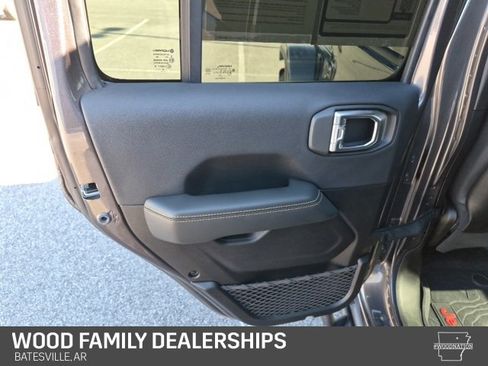 Used 2025 Jeep Wrangler Sahara image 24