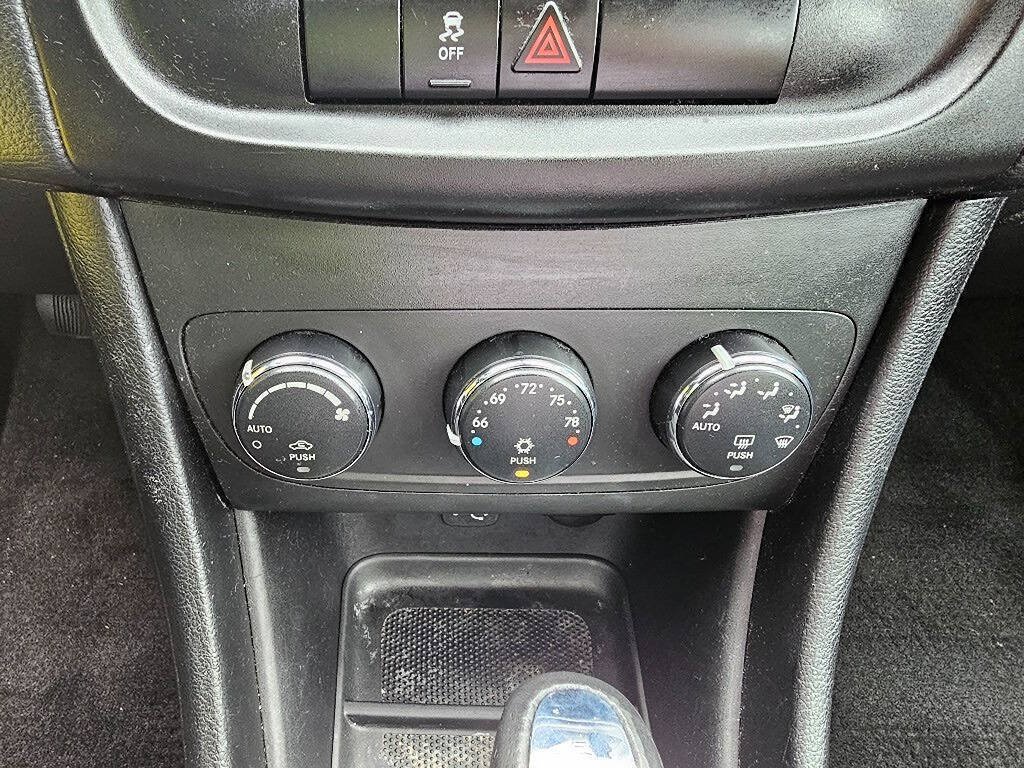 Used 2012 Dodge Avenger SXT FWD image 19