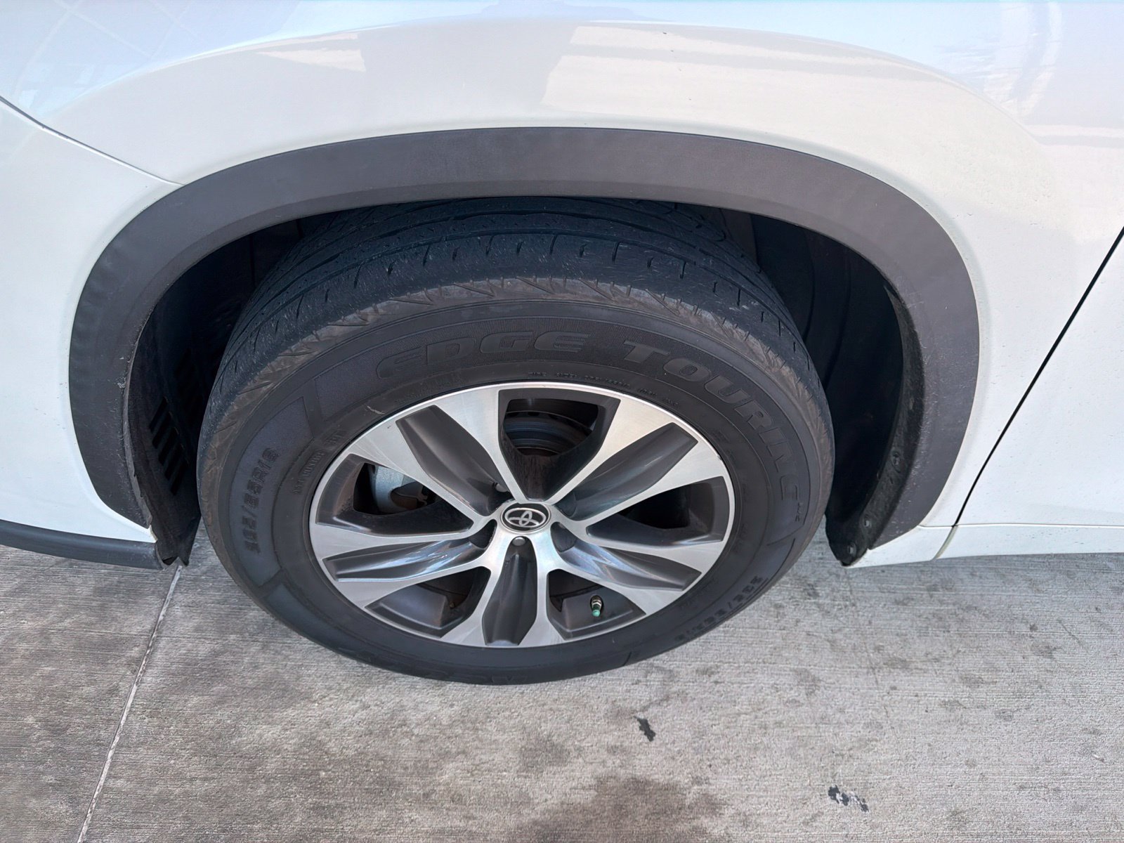 Used 2021 Toyota Highlander XLE FWD image 2