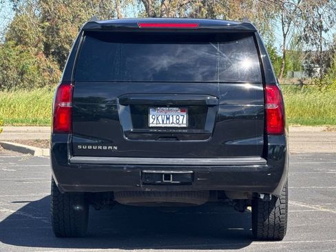 Used 2018 Chevrolet Suburban LT image 5