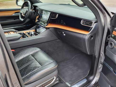 Used 2024 Jeep Grand Wagoneer L Series III image 9