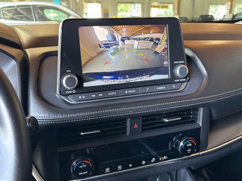 Used 2025 Nissan Rogue SV FWD image 25