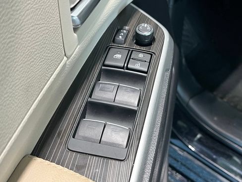 Used 2023 Toyota Sienna Limited FWD image 33