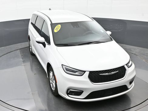 Used 2023 Chrysler Pacifica Touring FWD image 37