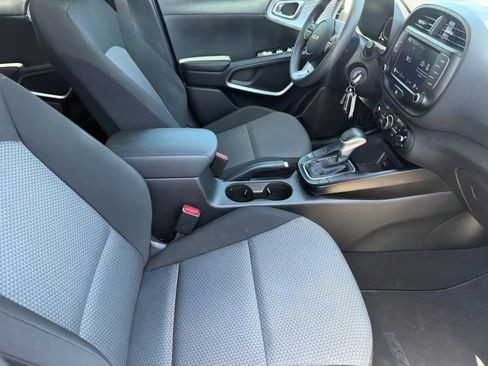 Used 2023 Kia Soul LX w/ LX Technology Package FWD image 11