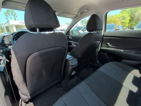 Used 2025 Hyundai Elantra SE image 14