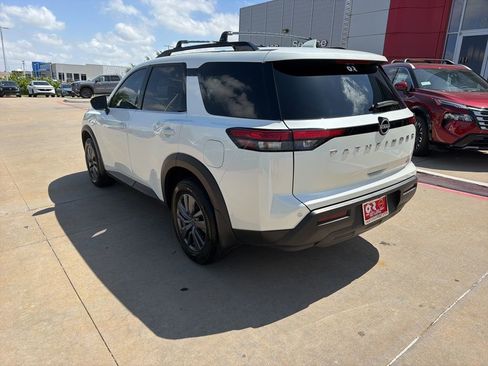 Used 2024 Nissan Pathfinder SV FWD image 3