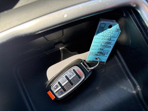 Used 2023 Chrysler Pacifica Touring-L FWD image 37