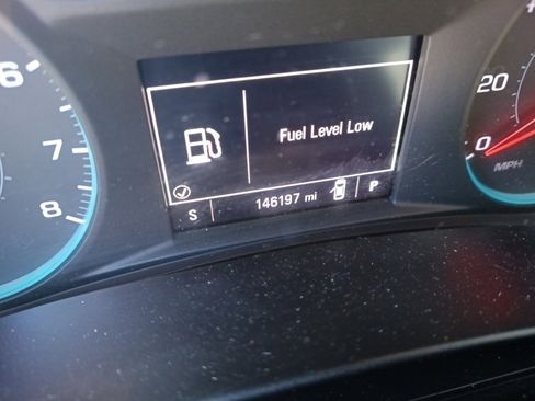 Used 2018 Chevrolet Equinox LT image 2