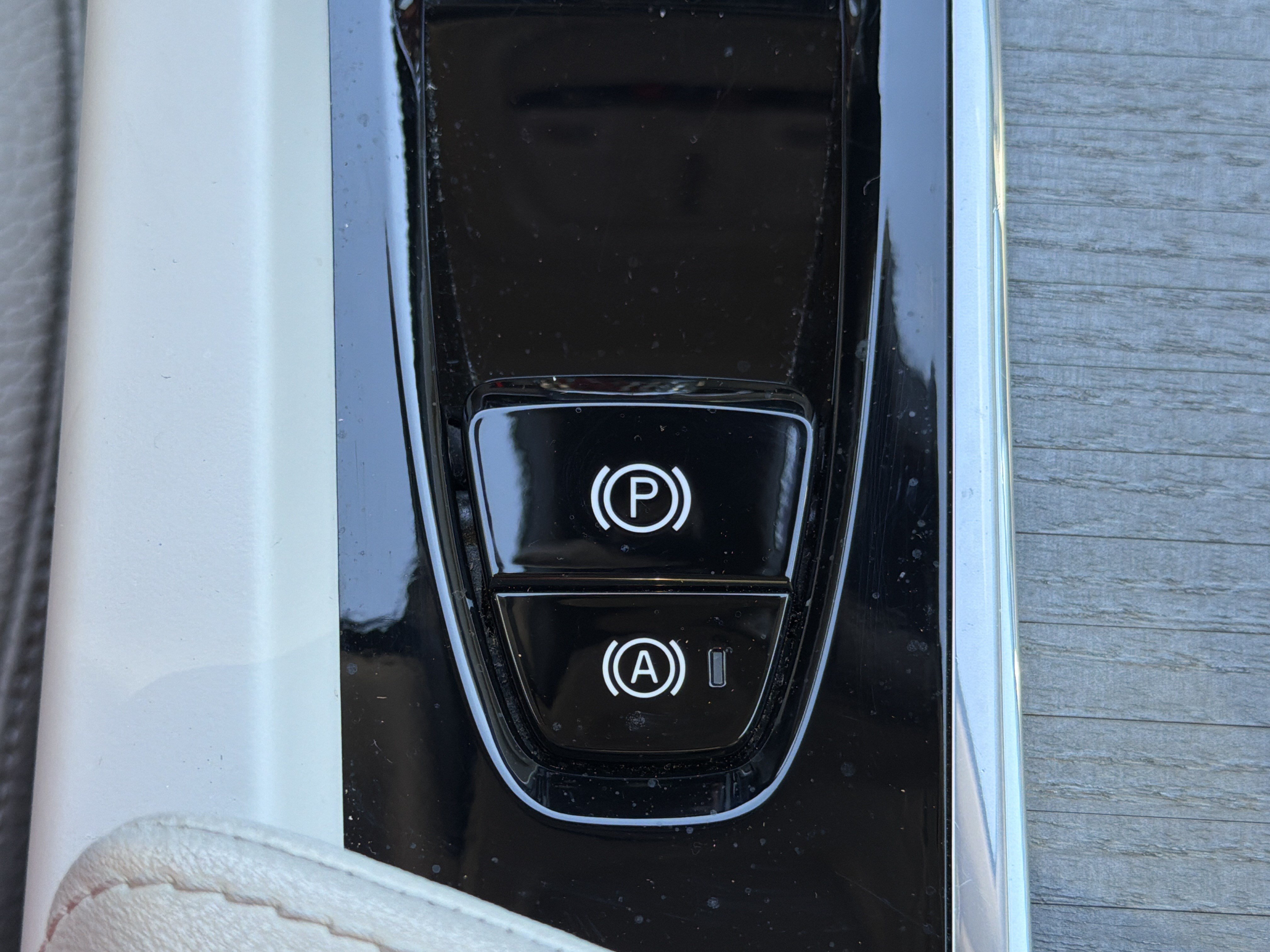 Used 2024 Volvo XC60 T8 Plus w/ Climate Package AWD/4WD image 8