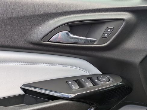 Used 2025 Chevrolet Trax LT w/ LT Convenience Package image 11