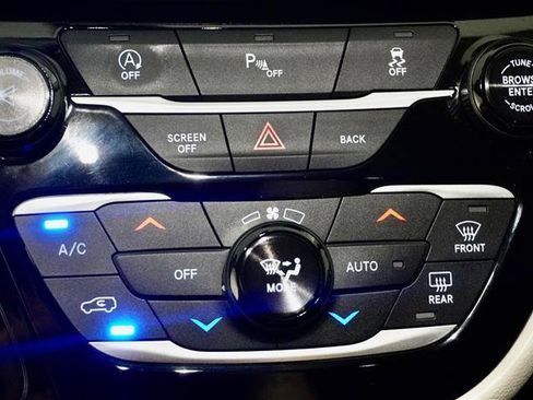 Used 2017 Chrysler Pacifica Touring-L Plus image 24