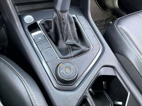 Used 2024 Volkswagen Tiguan SE image 33