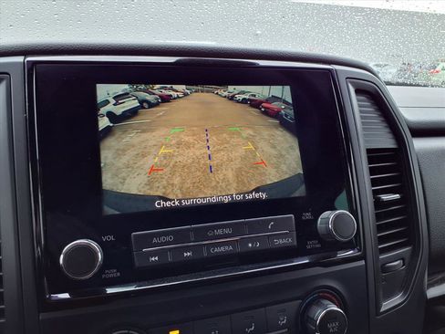 Used 2023 Nissan Titan SV image 5