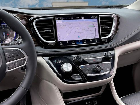 Used 2024 Chrysler Pacifica Limited FWD image 6