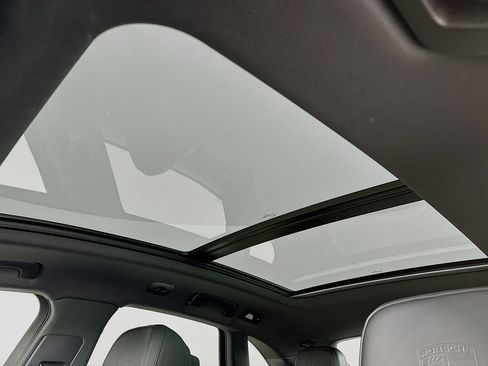 Certified 2025 Porsche Macan AWD/4WD image 24