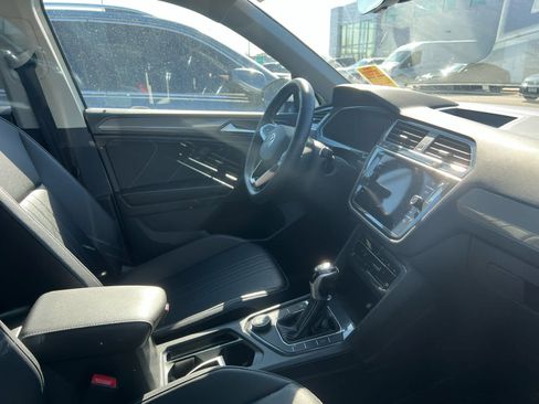 Used 2022 Volkswagen Tiguan SE w/ Panoramic Sunroof Package AWD/4WD image 8