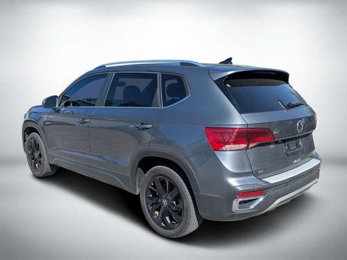 Used 2023 Volkswagen Taos SE w/ Panoramic Sunroof Package FWD image 5