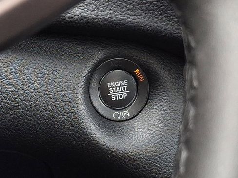 Used 2019 Jeep Cherokee Latitude Plus w/ Comfort/Convenience Group image 23