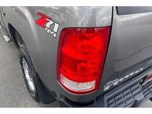 Used 2007 GMC Sierra 2500 SLE w/ Z71 Off-Road Package image 30