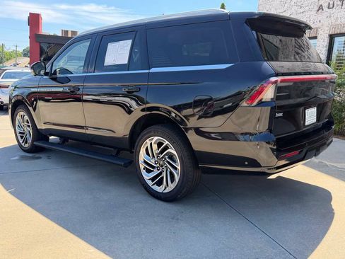 Used 2025 Lincoln Navigator Reserve AWD/4WD image 9
