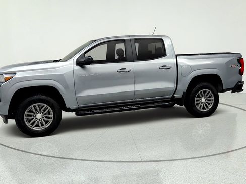 Used 2023 Chevrolet Colorado LT w/ LT Convenience Package II AWD/4WD image 2