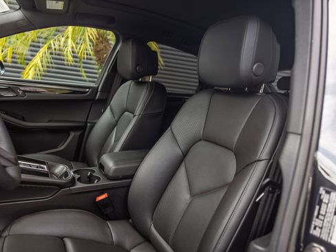 Certified 2026 Porsche Macan AWD/4WD image 5