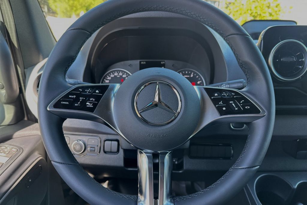 Used 2025 Mercedes-Benz Sprinter 2500 image 20