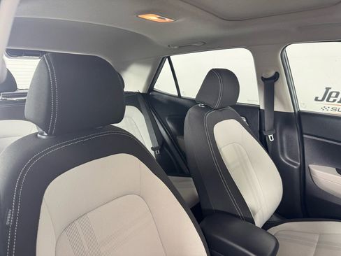 Used 2024 Hyundai Venue SEL image 33