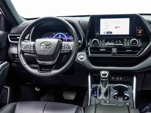 Used 2025 Toyota Highlander XSE AWD/4WD image 17