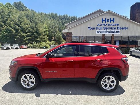 Used 2025 Jeep Compass Latitude AWD/4WD image 8