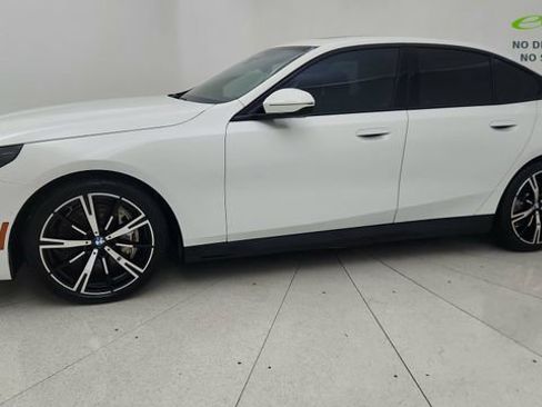 Used 2025 BMW 540i xDrive w/ M Sport Package AWD/4WD image 3