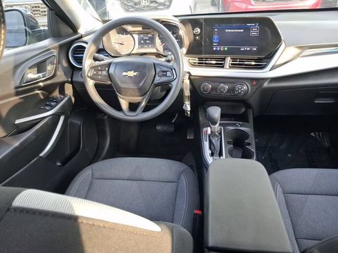 Used 2024 Chevrolet Trax LS w/ LS Convenience Package FWD image 8