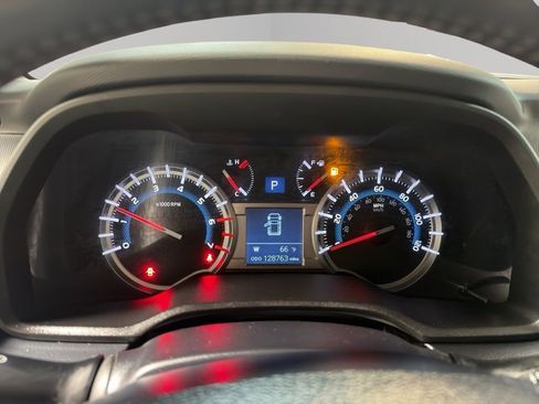 Used 2018 Toyota 4Runner SR5 AWD/4WD image 10