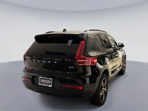 Used 2023 Volvo XC40 B5 Plus AWD/4WD image 4