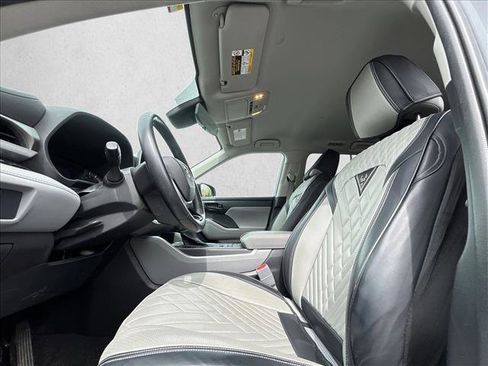 Used 2021 Toyota Highlander LE image 9