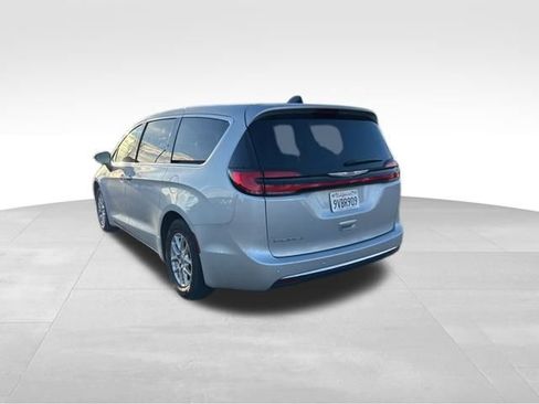 Used 2024 Chrysler Pacifica Touring-L image 7