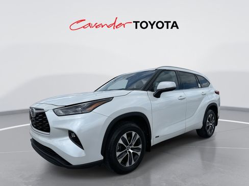 Used 2022 Toyota Highlander XLE image 1