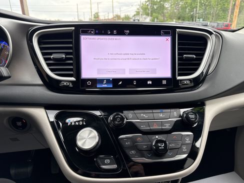 Used 2023 Chrysler Pacifica Touring-L FWD image 25