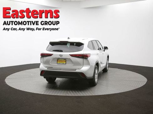 Used 2023 Toyota Highlander LE image 39