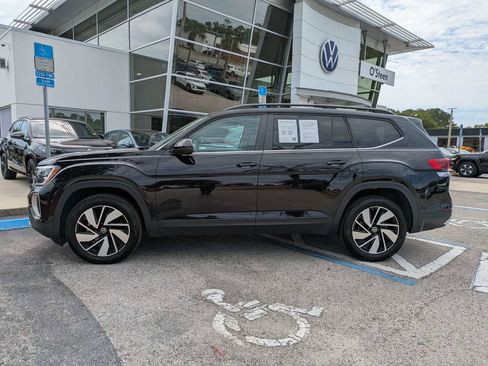 Used 2024 Volkswagen Atlas SE w/ Panoramic Sunroof Package FWD image 3