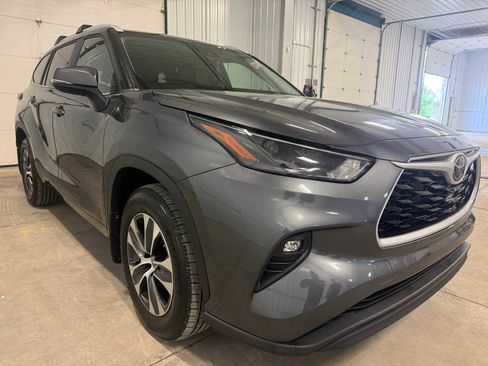 Used 2023 Toyota Highlander XLE image 10