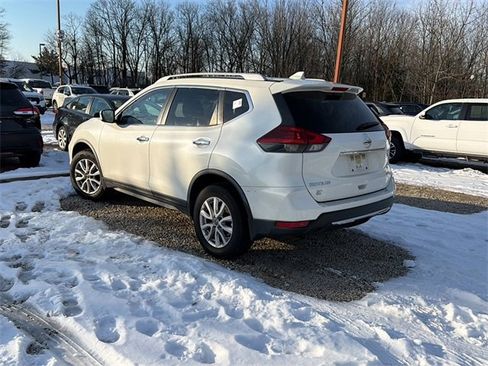 Used 2018 Nissan Rogue SV image 2
