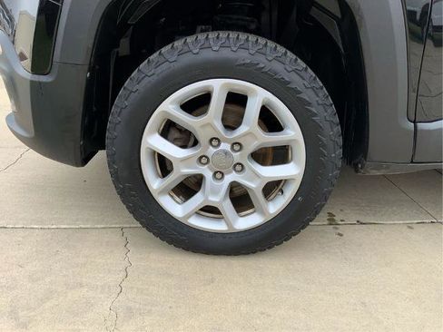 Used 2018 Jeep Renegade Latitude w/ Cold Weather Group AWD/4WD image 25