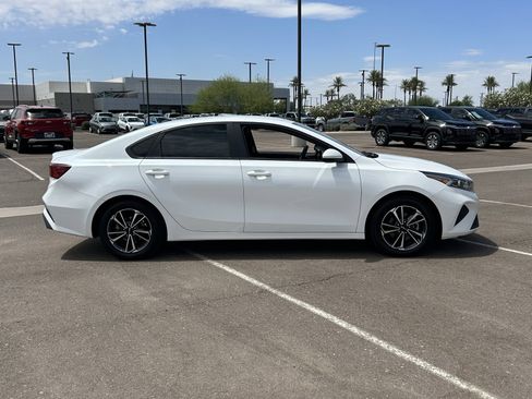 Used 2024 Kia Forte LXS FWD image 7