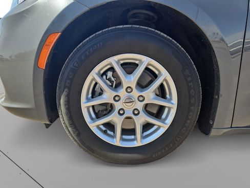 Used 2022 Chrysler Pacifica Touring-L FWD image 9