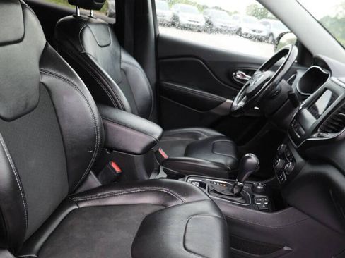 Used 2019 Jeep Cherokee Latitude Plus w/ Cold Weather Group AWD/4WD image 15
